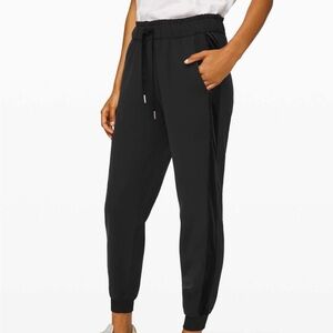 Lululemon on the fly jogger with velvet size 6